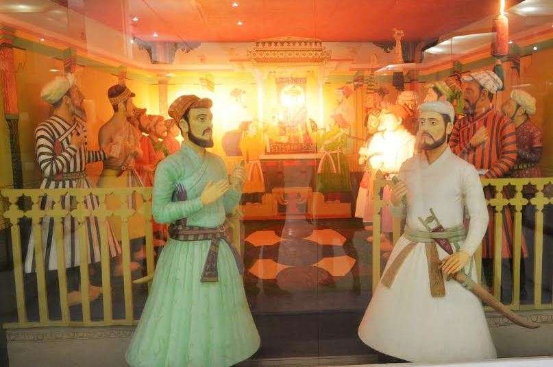 (A model of the Mughal court. The courtier on the right is shown wearing a jamdhar on his waist.)