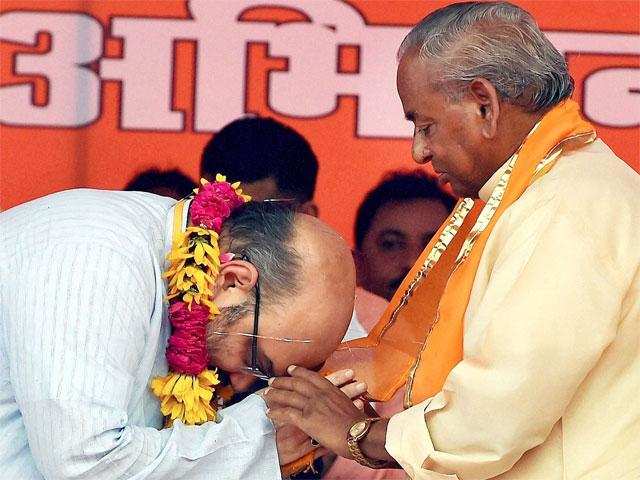 BJP President Amit Shah seeking blessings from Kalyan Singh