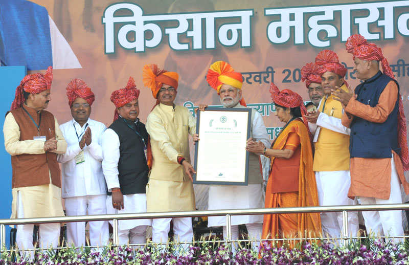 The Prime Minister, Shri Narendra Modi being felicitated by the Chief Minister of Madhya Pradesh, Shri Shivraj Singh Chouhan, at Kisan Kalyan Mela, in Sehore, Madhya Pradesh on February 18, 2016. 	The Union Ministers and other dignitaries are also seen.