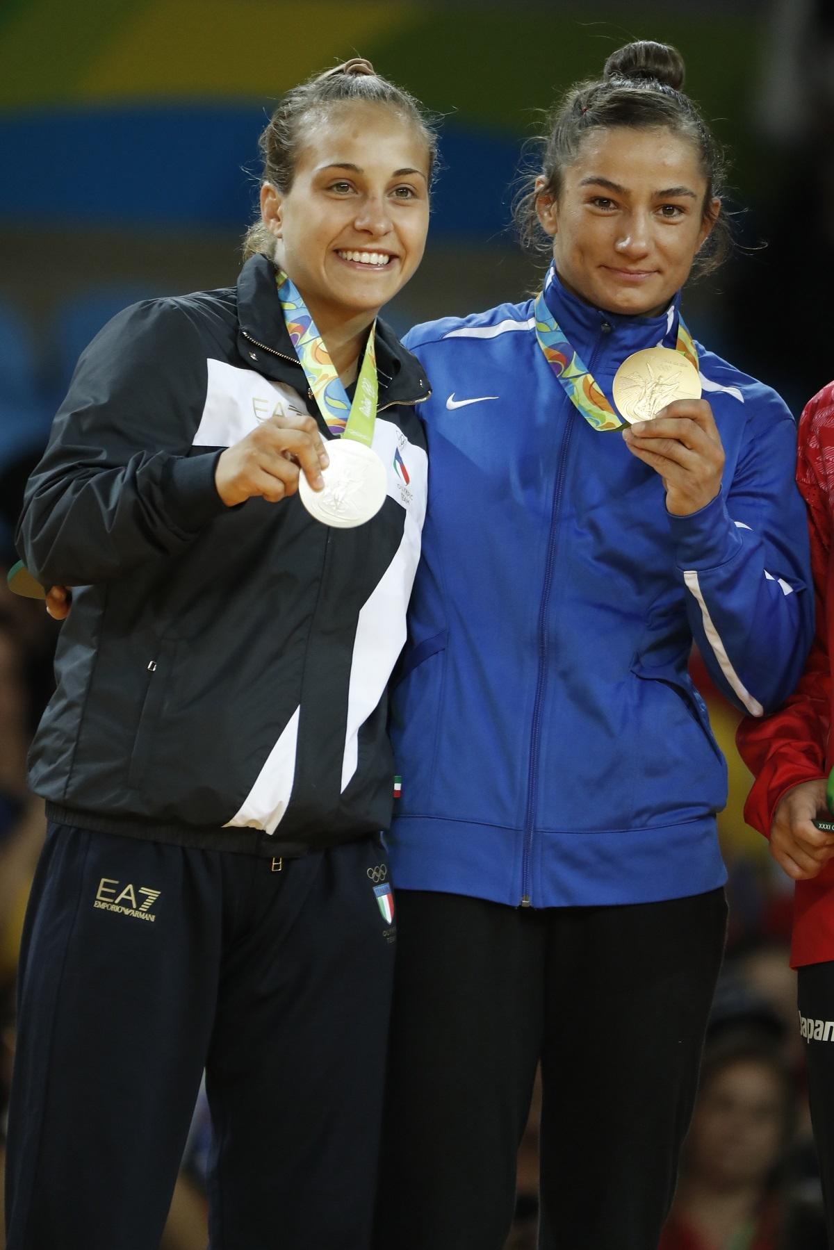 Italy's Odette Giuffrida (l) and Kosovo's Majlinda Kelmendi (r) with their medals. (AFP / Jack Guez)