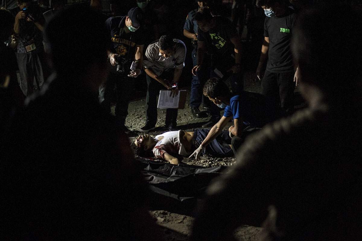 The body of an alleged drug pusher lies in a street of Manila on July 27, 2016 (AFP / Noel Celis)