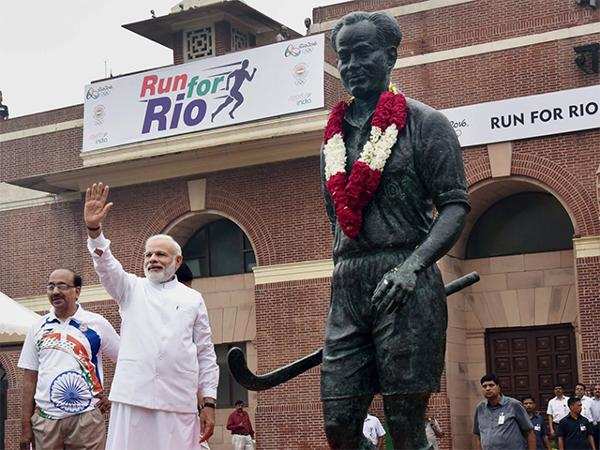 Prime Minister Narendra Modi and Sports Minister Vijay Goel garlanding statue of Hockey icon Major Dhyan Chand
