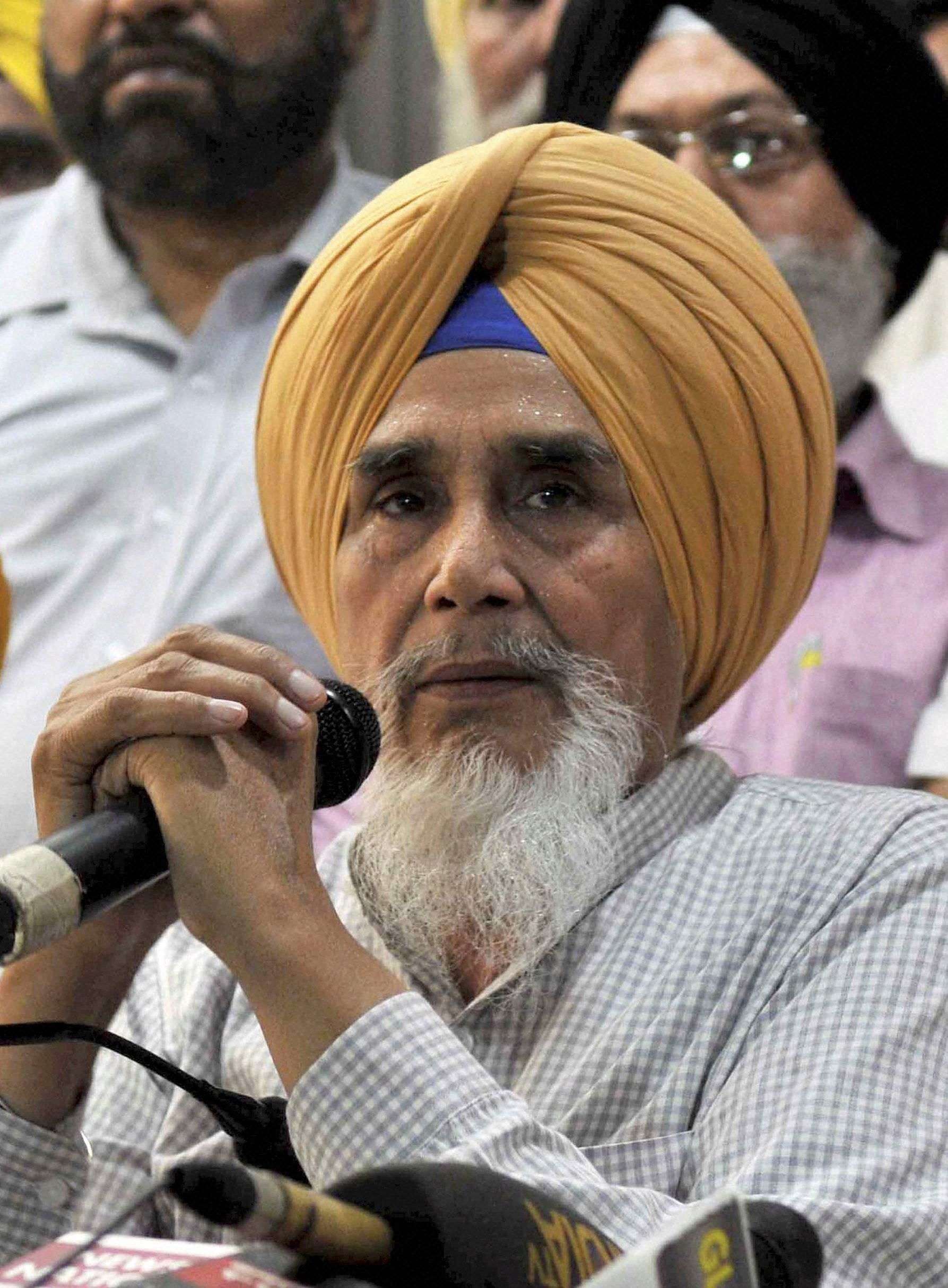 Chandigarh: Aam Aadmi Party leader Sucha Singh Chhotepur addressing the media at Chandigarh press club on Friday.PTI Photo(PTI8_26_2016_000309B)