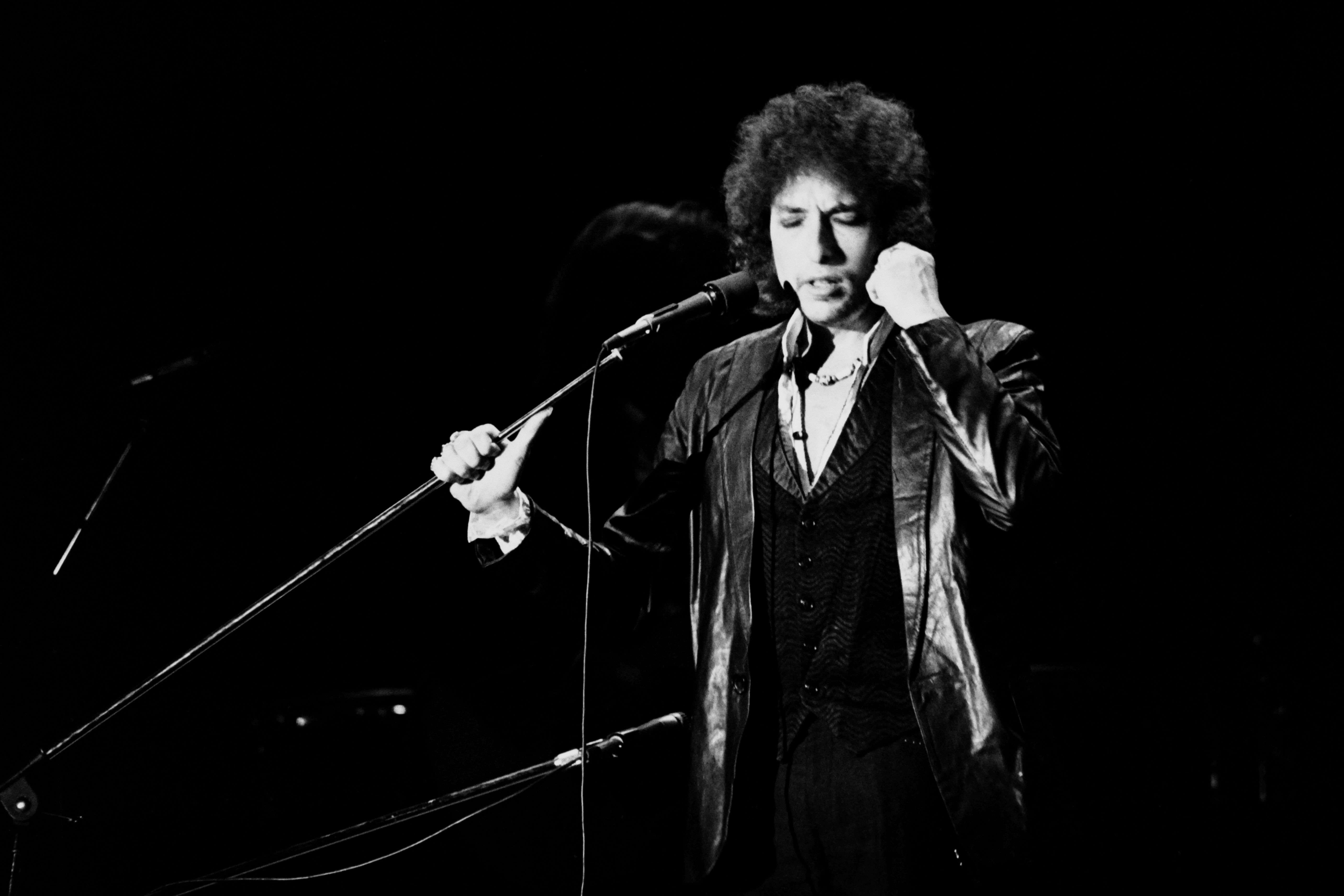(FILES) This file photo taken on on July 4, 1978 shows US poet and folk singer Bob Dylan performing in Paris. US songwriter Bob Dylan won the Nobel Literature Prize on October 13, 2016, the first songwriter to win the prestigious award and an announcement that surprised prize watchers. / AFP PHOTO / PIERRE GUILLAUD