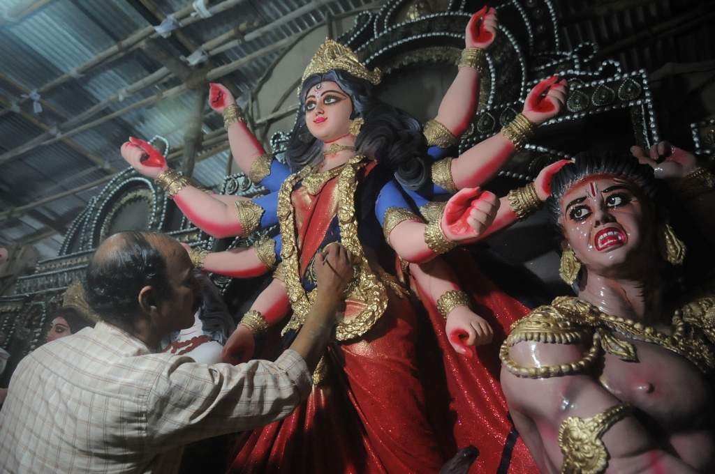 Artist busy giving Finishing touches to Idol of Godess Durga at Khadaki Pune ahead of Durgotsav. Pic - Sadanand Godse. 3 Oct 16.