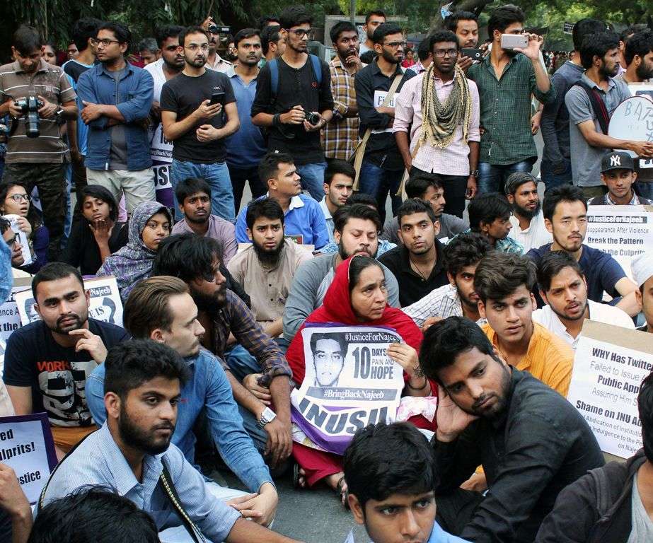 JNU STUDENT & NAJEEB'S MOTHER IN A PROTEST DEMANDING ACTION ON NAJEEB'S CASE IN DELHI ON MONDAY. PHOTO BY---VIPIN