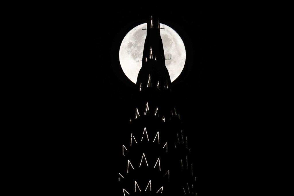 The supermoon sets behind the Chrysler Building in New York. (REUTERS/Lucas Jackson)