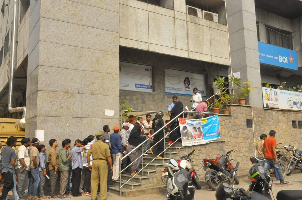 Depositers count their old notes at Bank of India masab tank onThursday. pic:Venkat Rao M