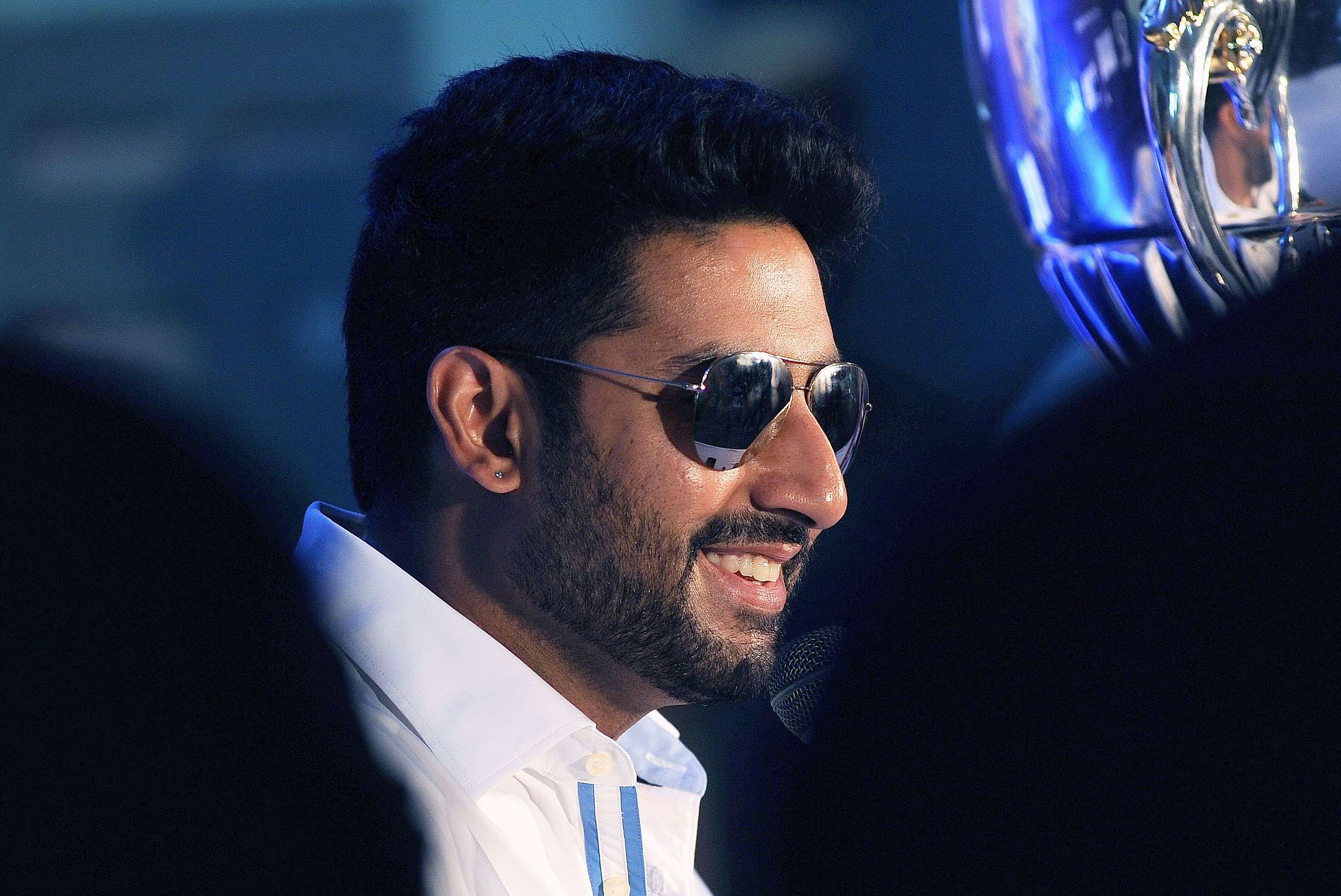 Abhishek Bachchan Surprises Fans in back-to-back housefull theatres! |  Entertainment
