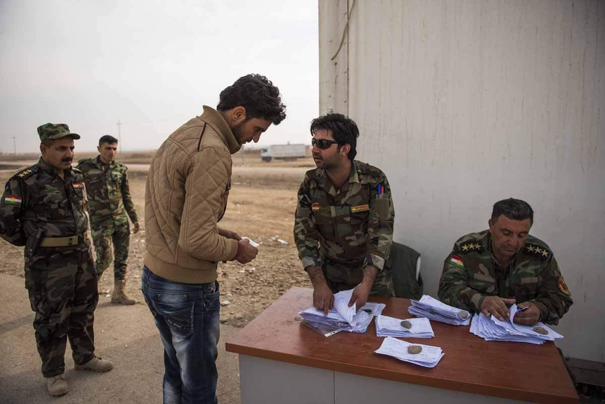 A checkpoint near Mosul, November, 2016. (AFP / Odd Andersen)