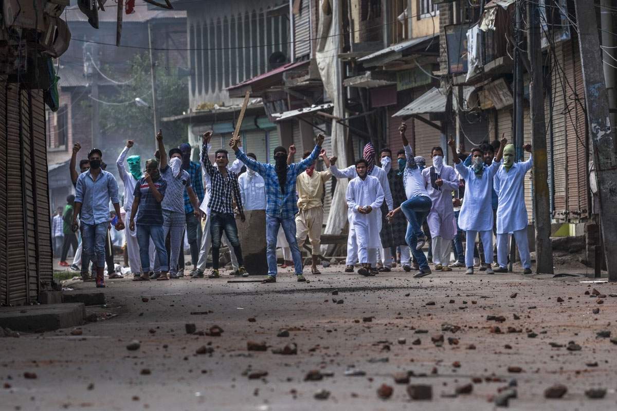 Kashmiri protesters in clashes with Indian forces during a curfew on Eid al-Adha, one of the most important religious festivals in the Muslim calendar. September, 2016. (AFP / Rebecca Conway)