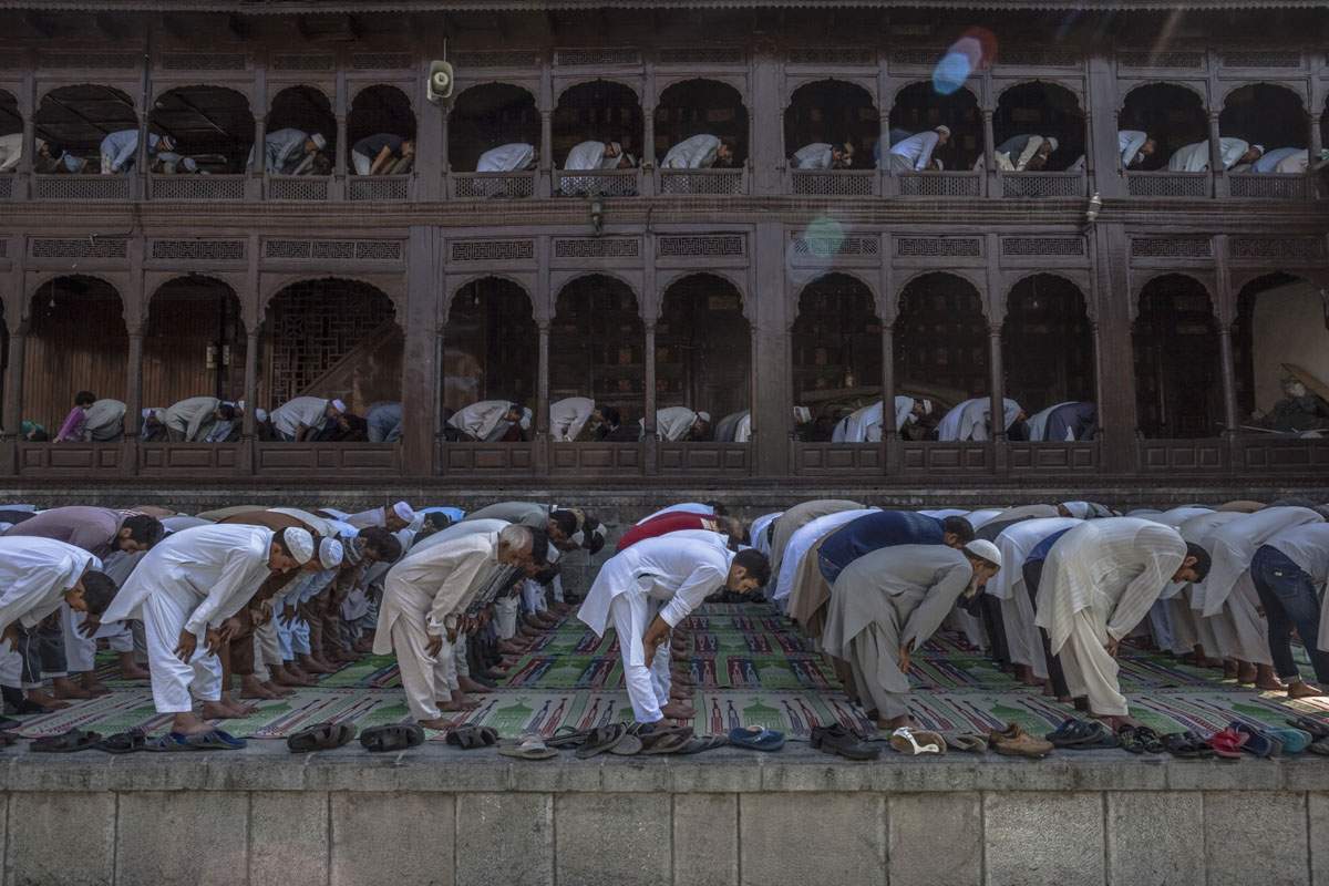 Prayers at the Shah-i-Hamdan shrine. September, 2016. (AFP / Rebecca Conway)