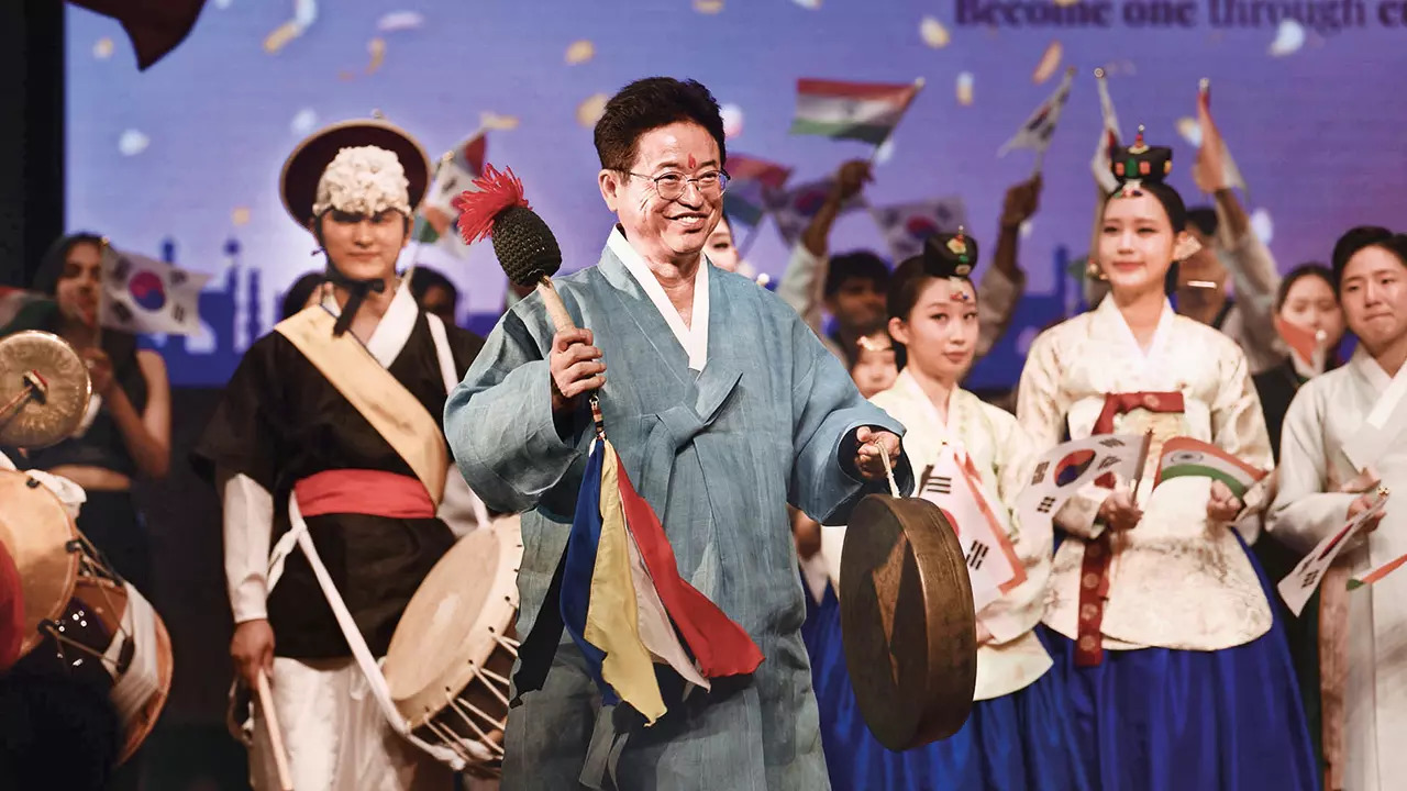 Lee Cheol-Woo, Governor of Gyeongsangbuk-do, was at his jovial best as he cheered for the performers