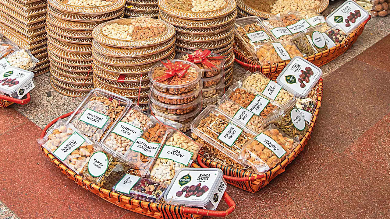 Along with dry fruits, dried fruits and seed mix are also added to hampers