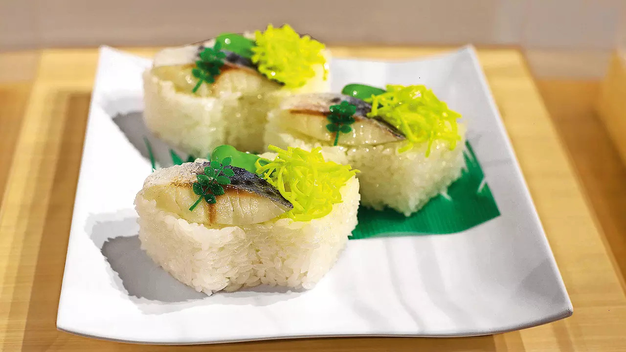 Oshinuki zushi’s molds come in a variety of shapes,including square, fan shaped, or flower-shaped