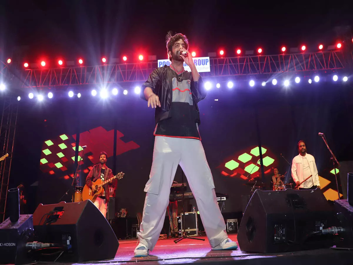 Akhil Sachdeva performing at the cultural and sports fest &#39;Aarohan&#39; in Jaipur