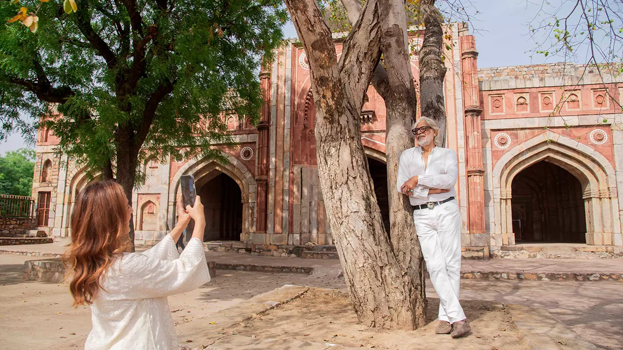 Meera clicks a picture of Muzaffar with the heritage site in the backdrop