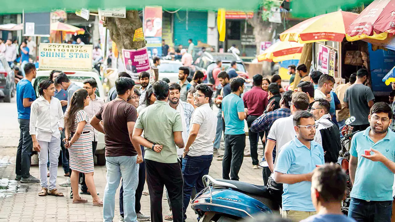 From breaks, charcha and exchange of gyaan, aspirants take frequent chai breaks between classes