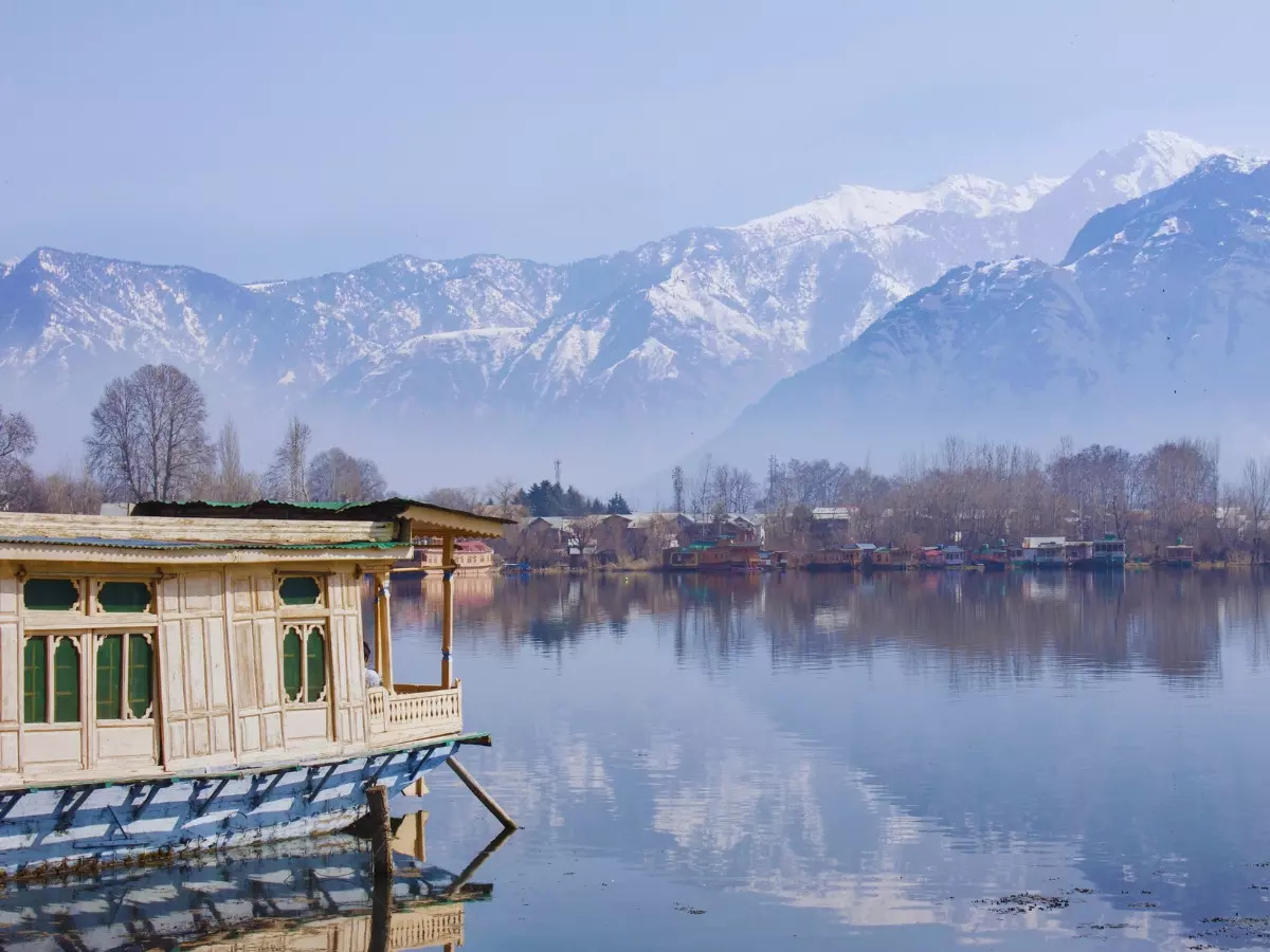 Increased tourist footfall in Srinagar; may have to book a month in advance  for houseboat rides! | Times of India Travel