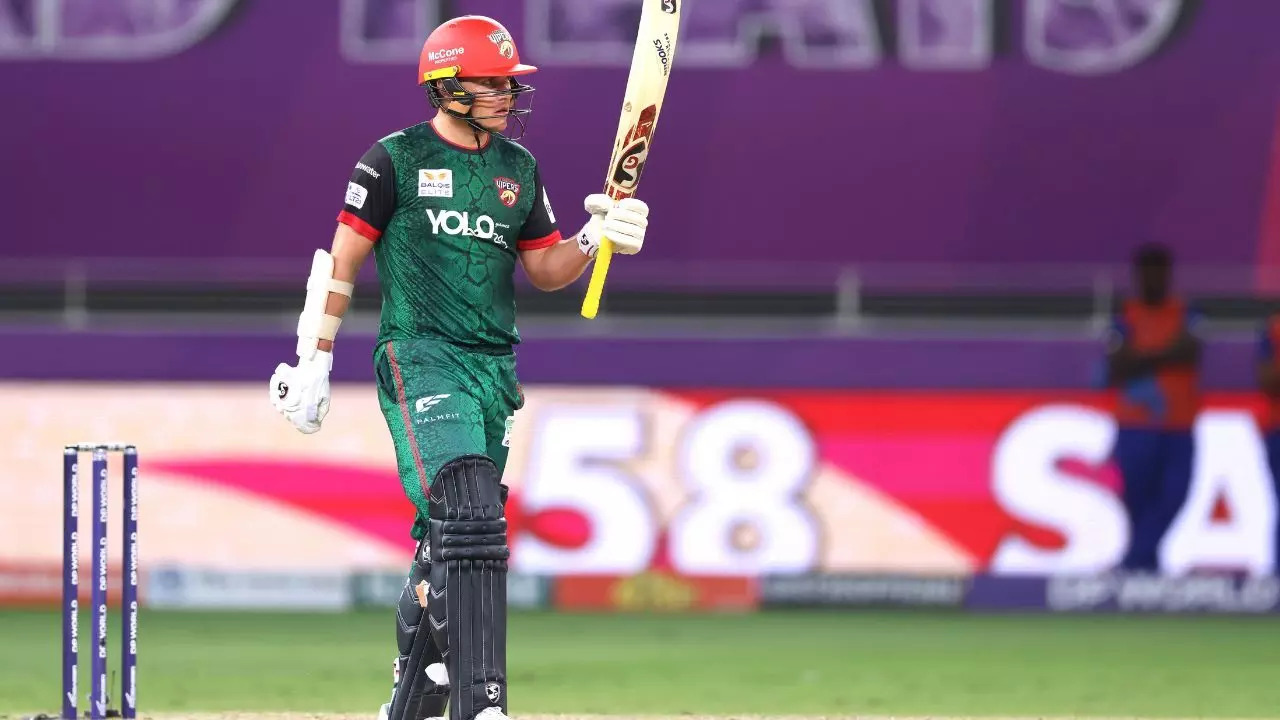 Sam Curran of Desert Vipers raises his bat after scoring a fifty during the final of the DP World International League T20 between Desert Vipers and MI Emirates at the Dubai International Cricket Stadium, Dubai, United Arab Emirates, on 4 January 2026. (ILT20) Sam Curran
