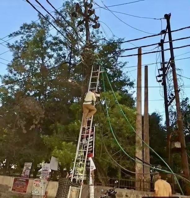 Linemen at work on fault correction in Gyan Khand, Ghaziabad. Linemen at work on fault correction in Gyan Khand, Ghaziabad.