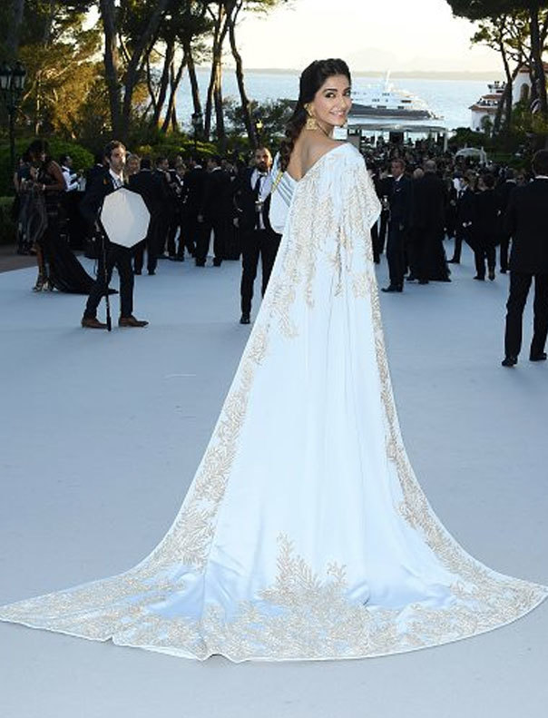 Sonam Kapoor: Sonam Kapoor looks like a Disney Princess at Cannes ...