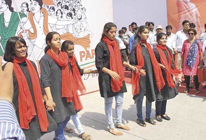 BJP Mahila Morcha promoted their Beti Bachao Beti Padhao campaign by asking students of JDMC to do a play on the topic