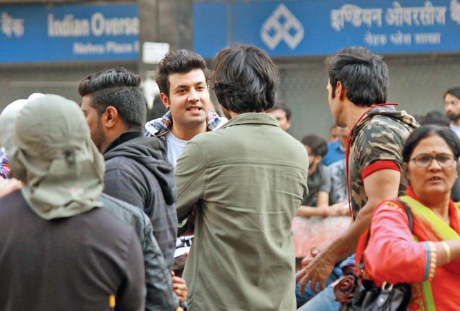 (Above and below) Lined up, but not for notes: The long queues outside the banks at Nehru Place were not for  cash this time – people had gathered to watch the shooting of Fukrey 2 that took place in November (BCCL)