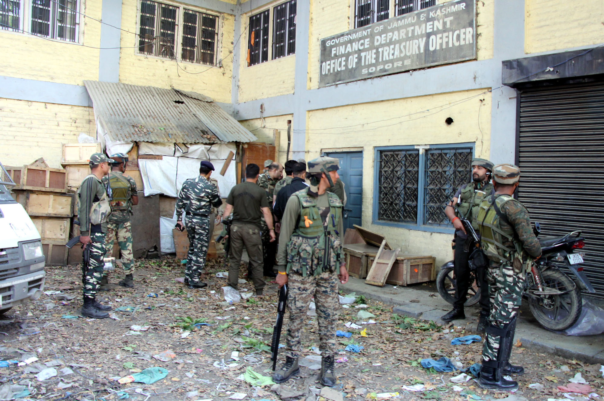 Sopore: Sopore attack: Four policemen injured in grenade attack; PDP ...