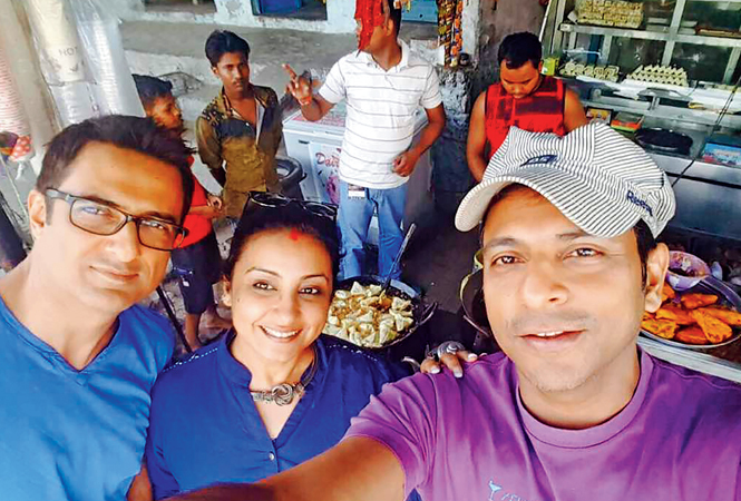 Divya Dutta with co stars Sanjay Suri (L) and Joy Sengupta (R) while enjoying gulaab jamun and samosa at a dhaba in Mirzapur (BCCL)