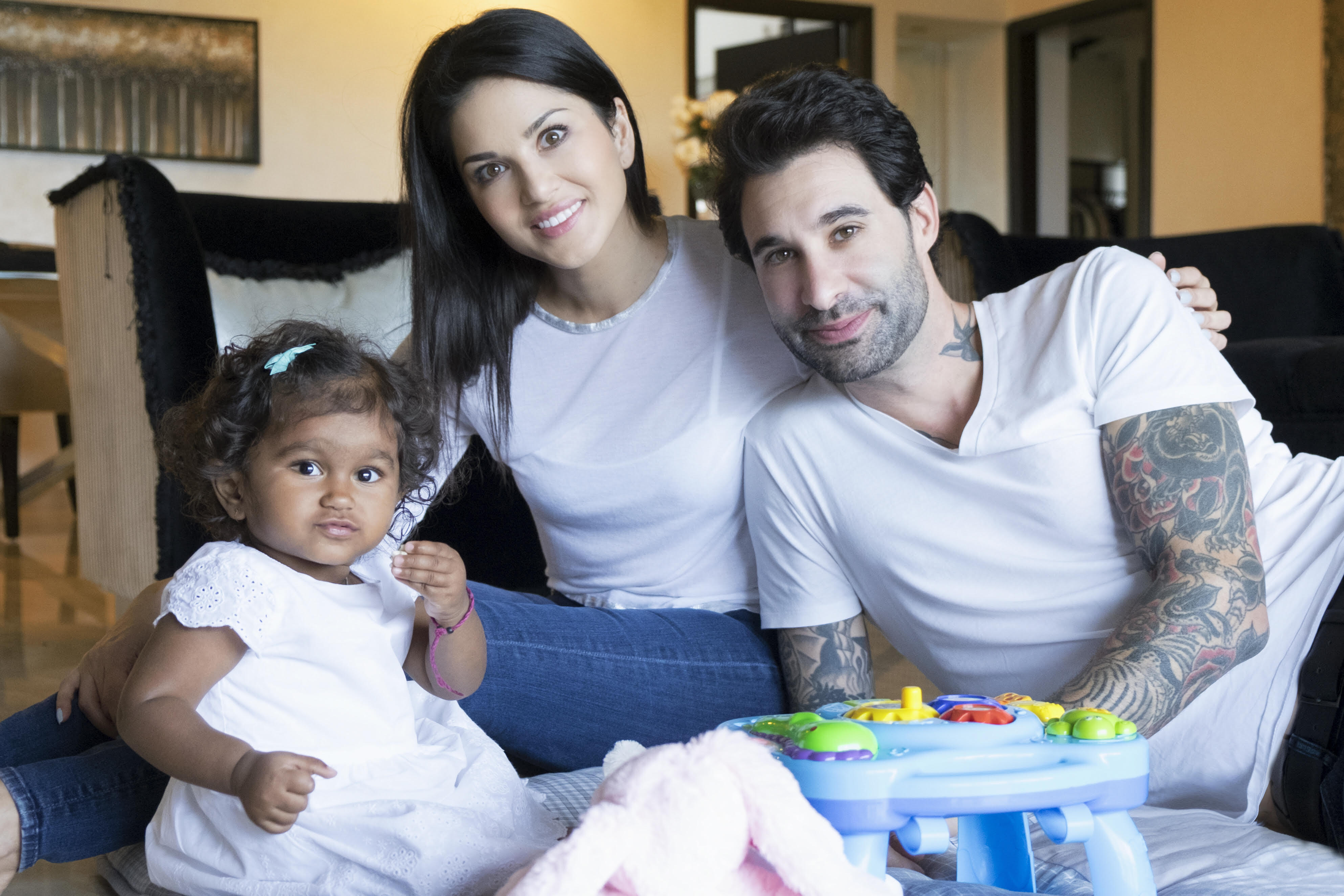 Включи leon family. Sunny Leone and Daniel Weber. Санни Леоне Family. Санни Леоне и ее муж. Санни Леоне дети.