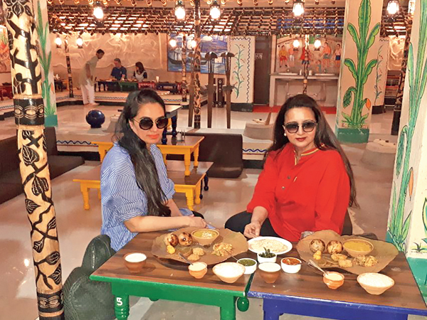 Padmini and Poonam trying local cuisines (BCCL/ Arvind Kumar) Padmini and Poonam trying local cuisines (BCCL/ Arvind Kumar)