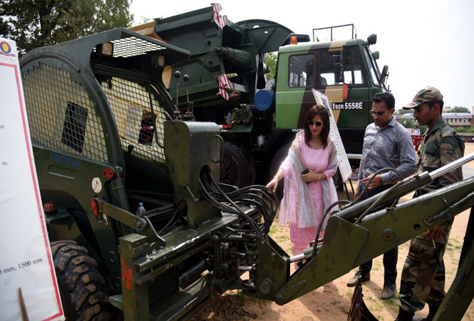 A Jawan explaining about a battle tank to a young couple Shruti and Rahul