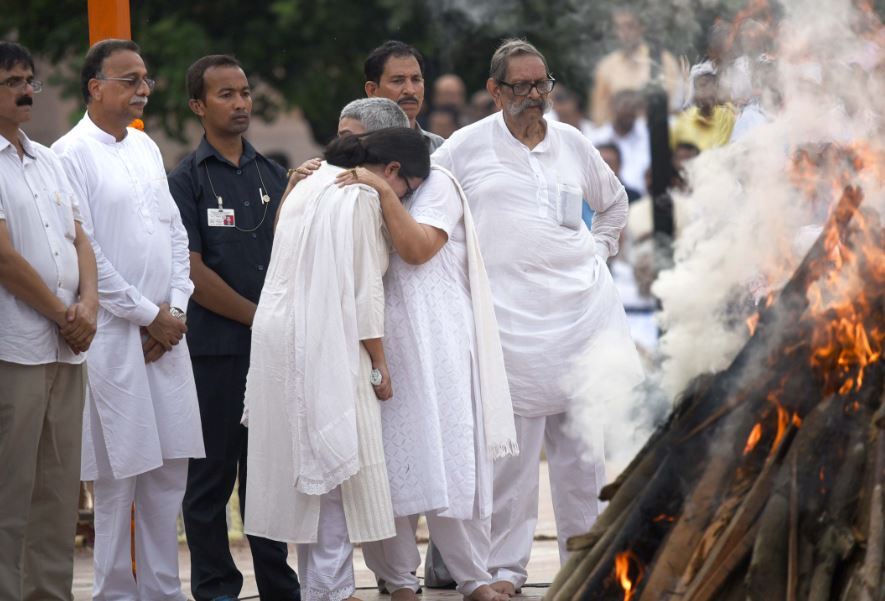 Former prime minister Atal Bihari Vajpayee’s adopted daughter Namita Bhattacharya with her daughter Neharika at his funeral. (TNN photo by Anindya Chattopadhyay) pyre 1