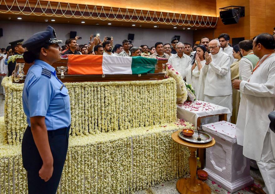 BJP veteran LK Advani paying his last respects to the mortal remains of former prime minister Atal Bihari Vajpayee at the BJP headquarters. (PTI photo) LKA HQ