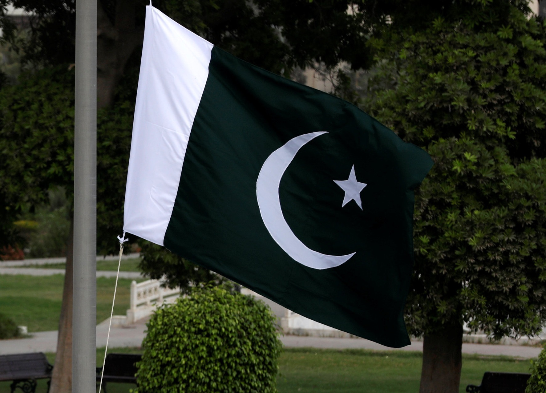 Флаг пакистана. Пакистан флаг черный. Подняли флаг Пакистана. Pakistan Flag in Islamabad.