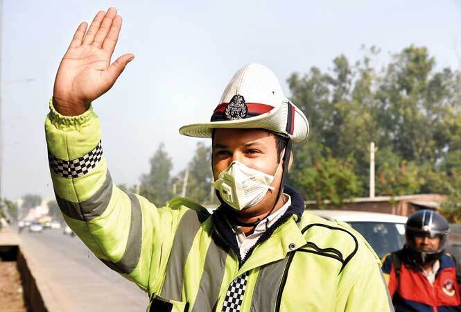 Gurgaon--Traffic-police--air-pollution-AKG_2944
