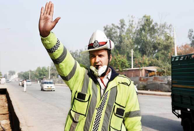 Gurgaon--Traffic-police--air-pollution-AKG_2972
