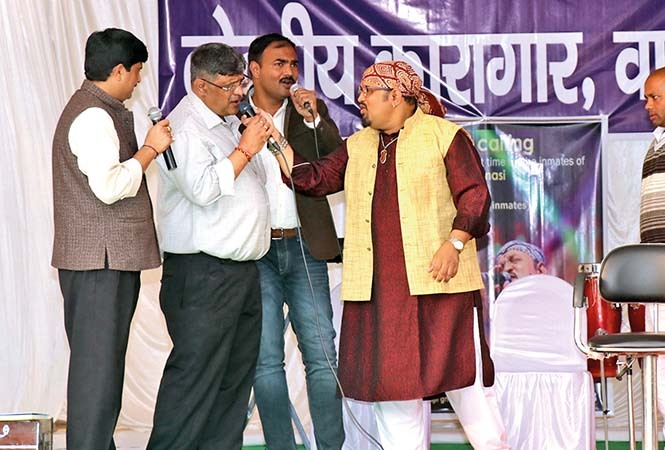(L-R) Ambrish Gaur (Senior Jail Superintendent, Central Jail), DP Singh (Deputy Jailor Central Jail) with Abhijit Ghoshal (BCCL/ Unmesh Pandey) (L-R) Ambrish Gaur (Senior Jail Superintendent, Central Jail), DP Singh (Deputy Jailor Central Jail) with Abhijit Ghoshal (BCCL/ Unmesh Pandey)