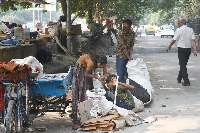 Encroachments around the park in Nehru Place Green space vanishes as squatters park themselves