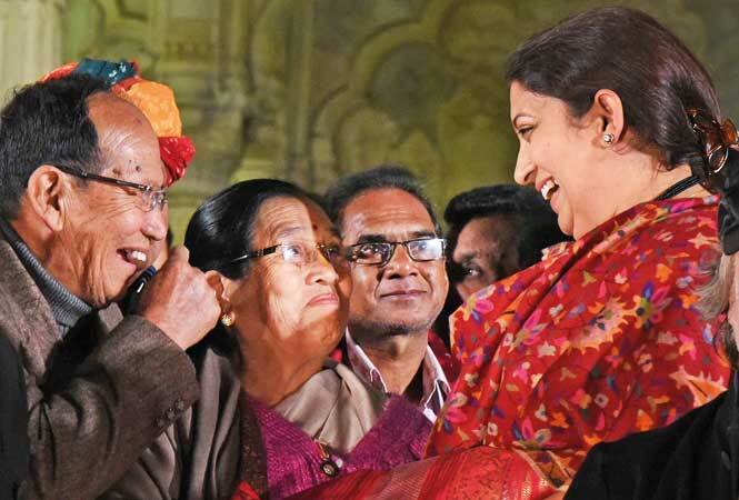 Smriti Irani interacts with artisans at the event AKG_7377