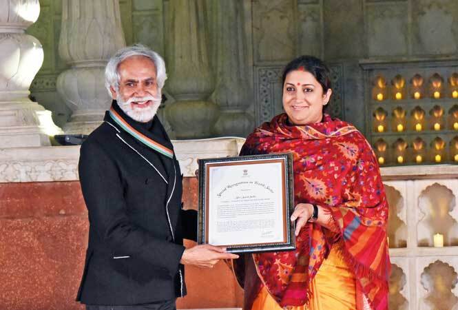 Sunil Sethi, President, FDCI being felicitated by Smriti Irani, Union Textiles Minister Booking-pix-2