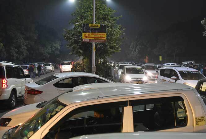 Double-parked cars, drivers going on the wrong side cause chaos on the streets 8AKG-