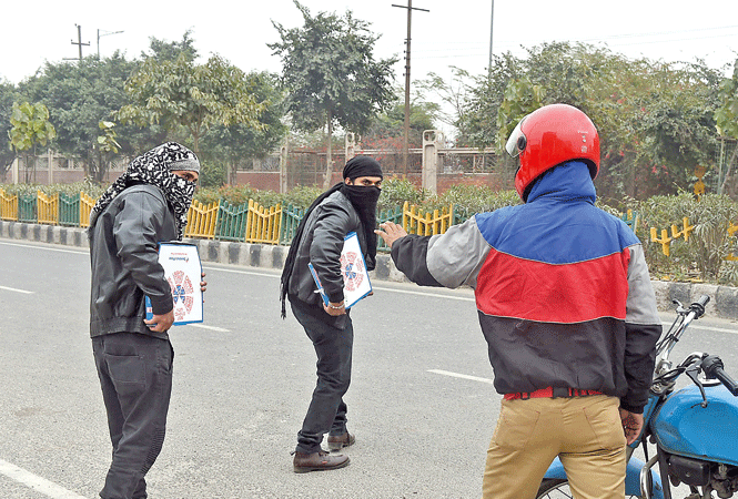 Pizza chor! Theatre actors Jaswinder and Rahul pose for us as pizza robbers GT-Pizza-Theif-SAM_6367