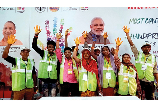 Sanitation workers also contributed in making the painting (BCCL/ Pankaj Singh) Sanitation workers also contributed in making the painting (BCCL/ Pankaj Singh)