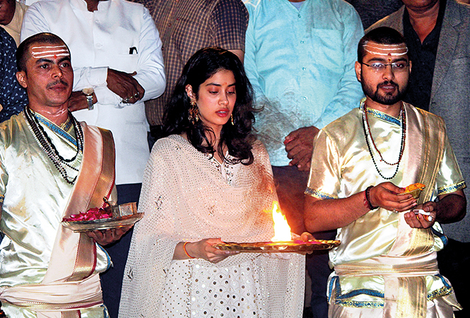 Janhvi performing Ganga Aarti (BCCL/ Arvind Kumar) Janhvi performing Ganga Aarti (BCCL/ Arvind Kumar)