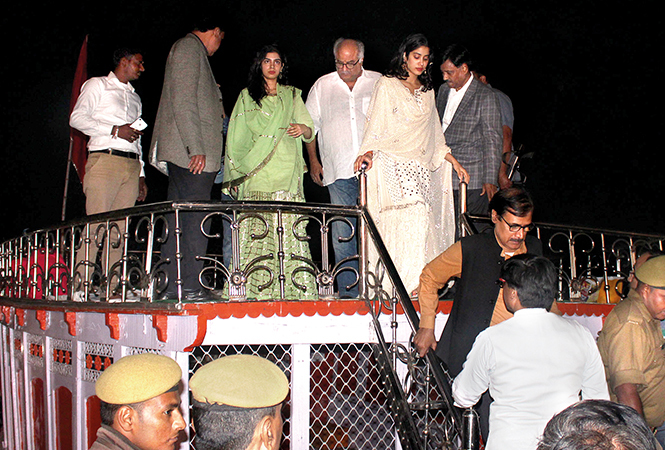Khushi, Boney and Janhvi Kapoor alighting from the bajra in Varanasi (BCCL/ Arvind Kumar) Khushi, Boney and Janhvi Kapoor alighting from the bajra in Varanasi (BCCL/ Arvind Kumar)