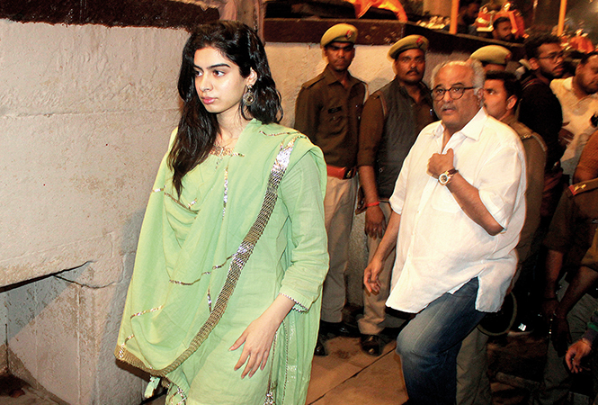 Khushi and Boney Kapoor enroute Kashi Vishwanath Temple in Varanasi (BCCL/ Arvind Kumar) Khushi and Boney Kapoor enroute Kashi Vishwanath Temple in Varanasi (BCCL/ Arvind Kumar)