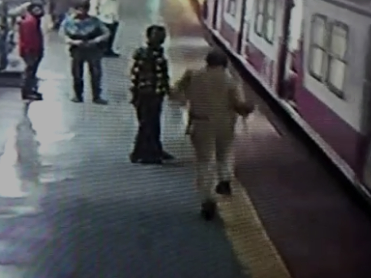 Thane Man jumps in front of local train, alert constables save him