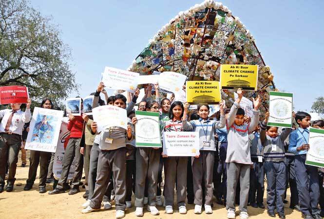 The students in Gurgaon chose the waste art installation in Wazirabad Bundh as their venue of protest. Hundreds of students converged at the site, many still in their school uniforms, carrying banners and placards Gurgaon-climate-change-protest-AJ-(14)